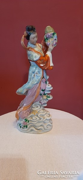Kínai kézi festésű porcelán, Virágkosaras hölgy. Jelzett 30 cm magas szobor.