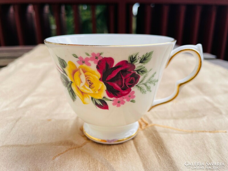 Vintage vörös és sárga rózsamintás Bone China Queen Anne angol teáscsésze aljjal