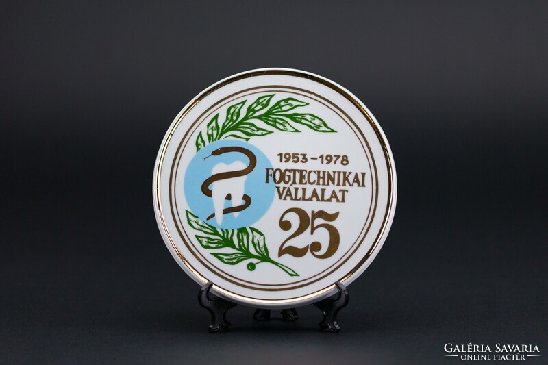 Hollóházi porcelán, 25. évfordulós Fogtechnikai Vállalat emlék plakett, dobozában, jelzett.