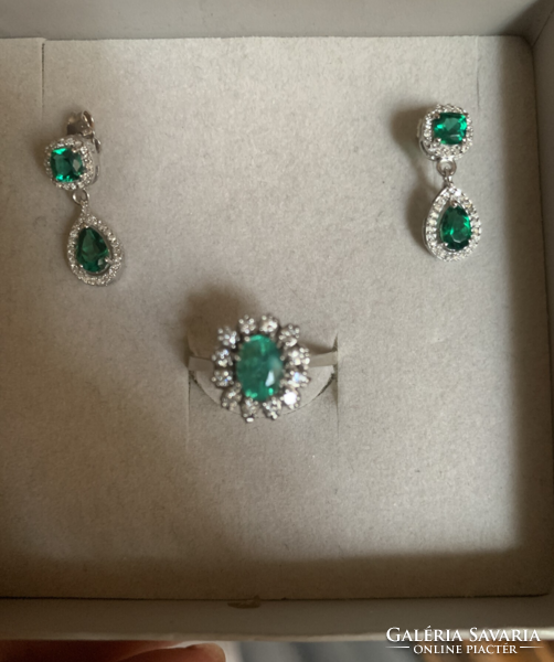 Gold jewelry set with emeralds and diamonds. With certificate