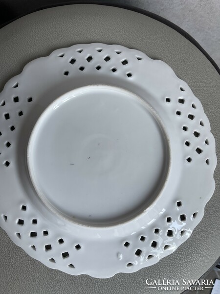 Antik nagy méretű, áttört szélű porcelán dísz tányér jelenetes képpel.