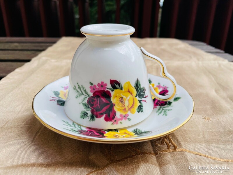 Vintage vörös és sárga rózsamintás Bone China Queen Anne angol teáscsésze aljjal