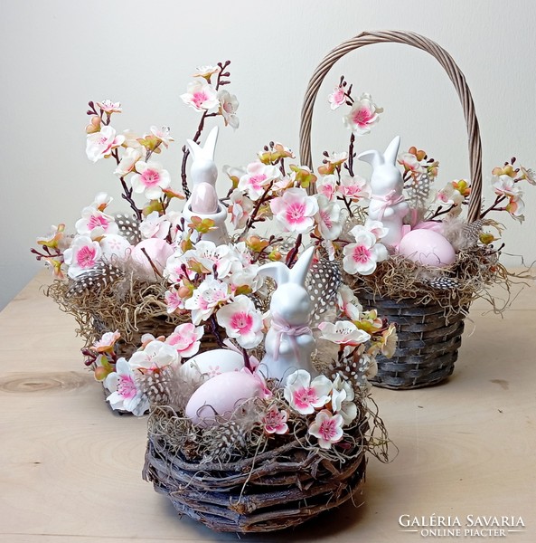 Easter table decoration with bunny and eggs