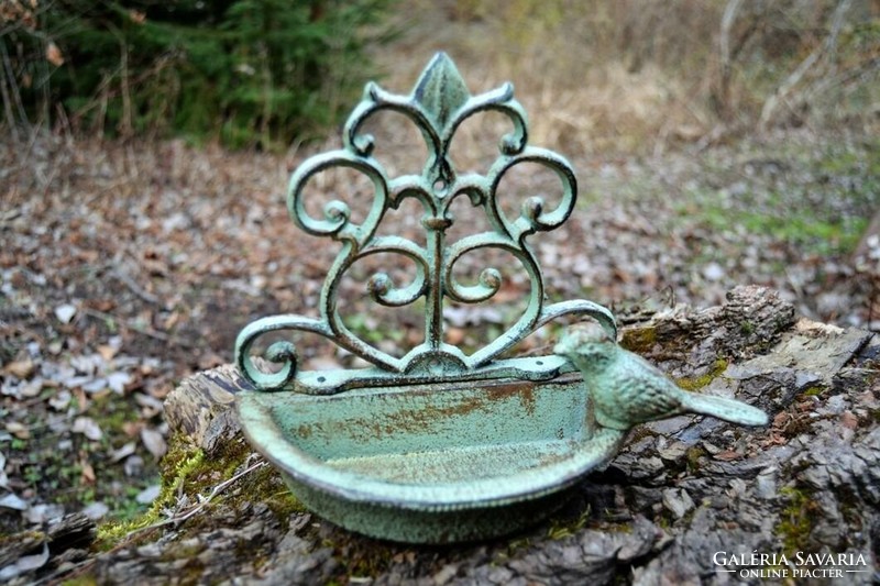 Cast iron bird feeder