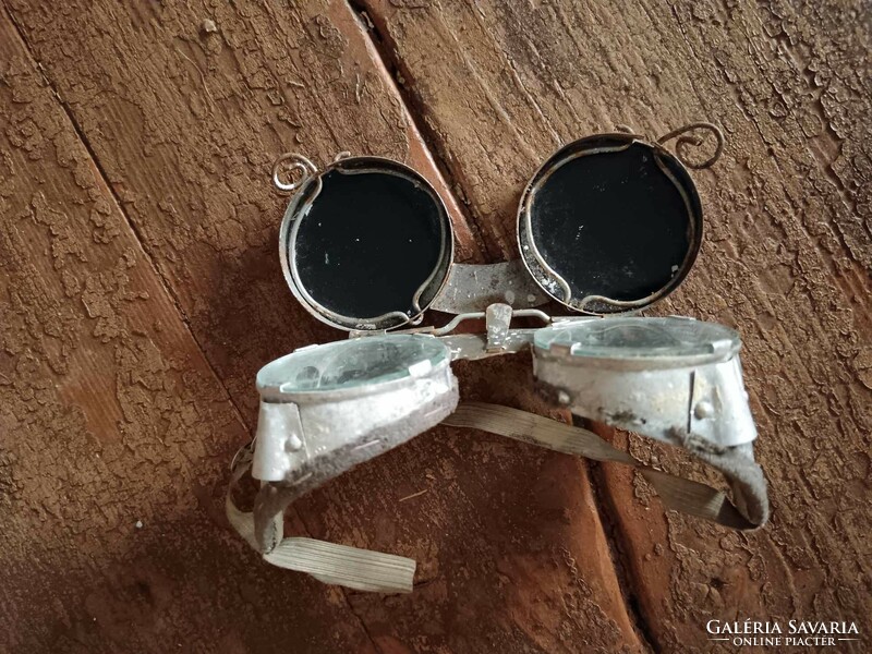 Welding glasses, protective glasses perhaps from the 1940s, 50s, glass lens, occupational safety equipment