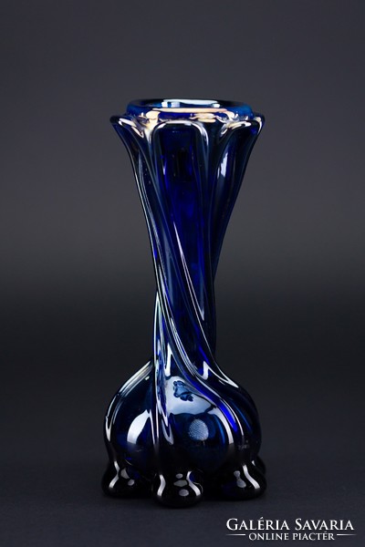Kék üveg váza, irizáló, vastag, nehéz, nagy méretű váza.