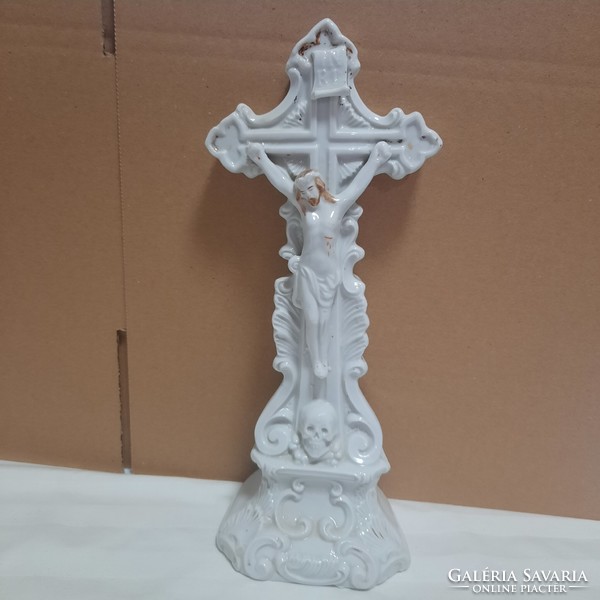 Porcelain crucifix with base