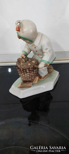 Zsolnay porcelán rőzsét gyűjtő figura