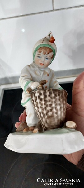 Zsolnay porcelán rőzsét gyűjtő figura