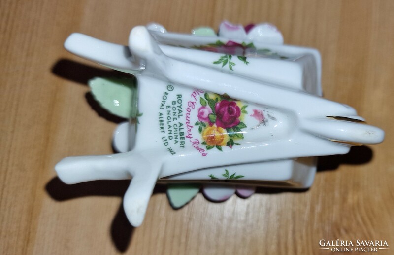 Porcelain wheelbarrow with flowers