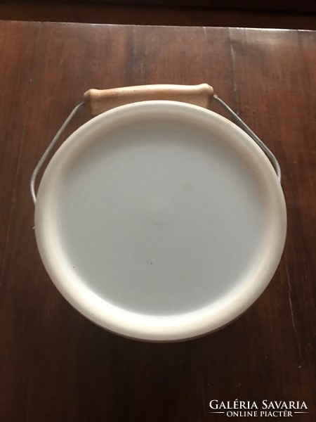 Fehér zománcozott tejeskanna műanyag fedővel. 2 literes 15 cm magas,átmérője16 cm Nem volt használva