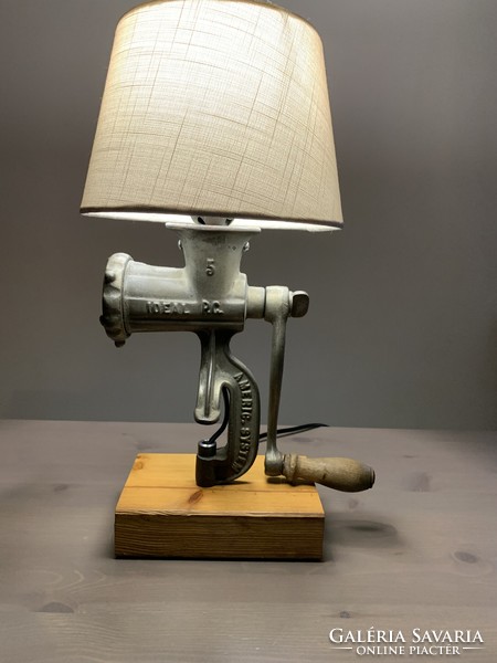 Húsdaráló lámpa, asztali lámpa