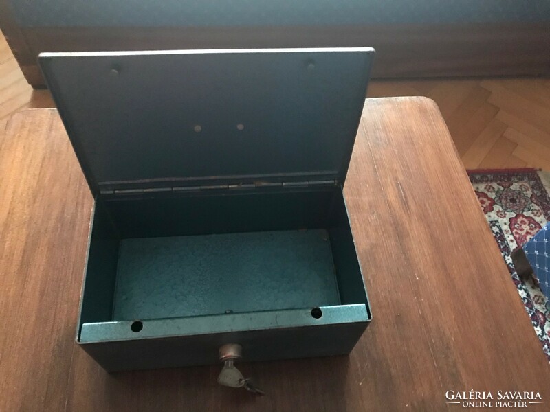 Metal cassette/cash box with keys. Size: 27x11 cm