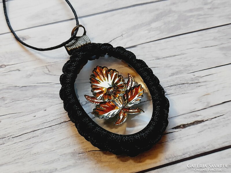 Glass pendant necklace