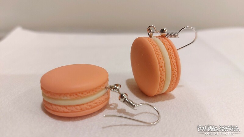 Macaron formájú lógós fülbevaló