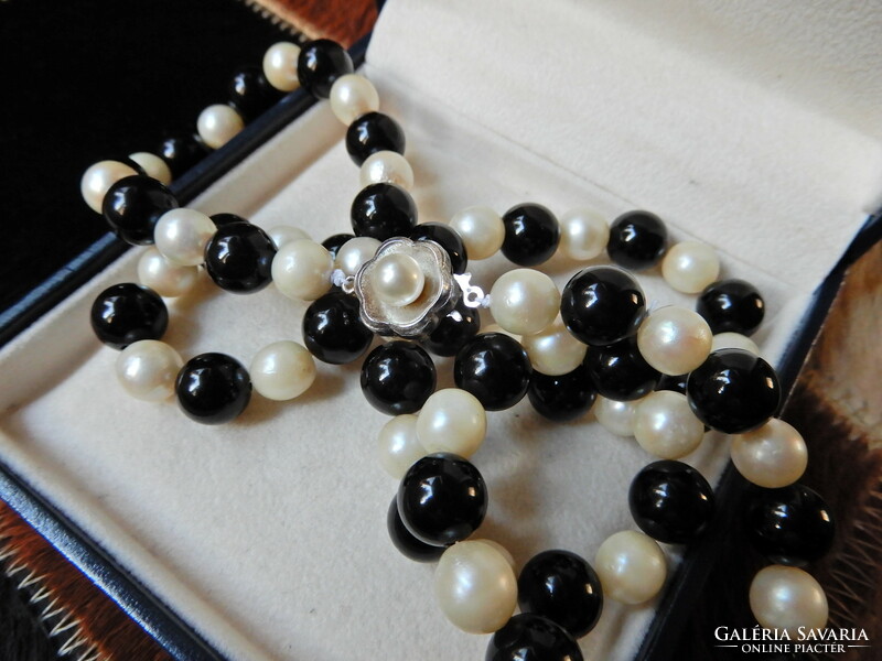 Real pearl and onyx pearl string with silver clasp