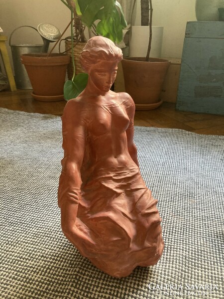 Vali Tóth - kneeling woman, terracotta statue