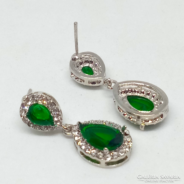 Alkalmi töltött ezüst fülbevaló, fazettált smaragd zöld és clear CZ kristályokkal 401