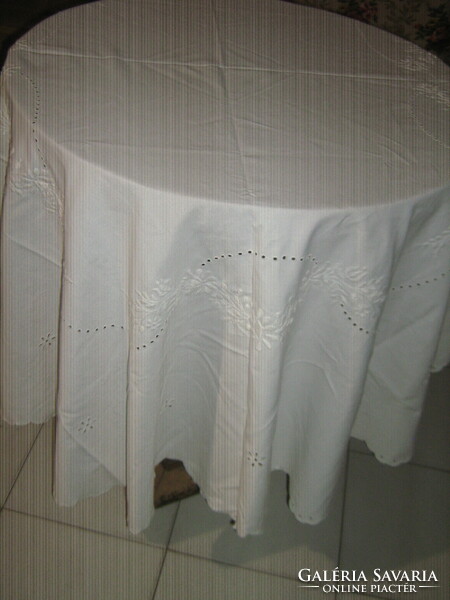 Oval tablecloth embroidered with white on a white background with a beautiful floral pattern from Kalocsa