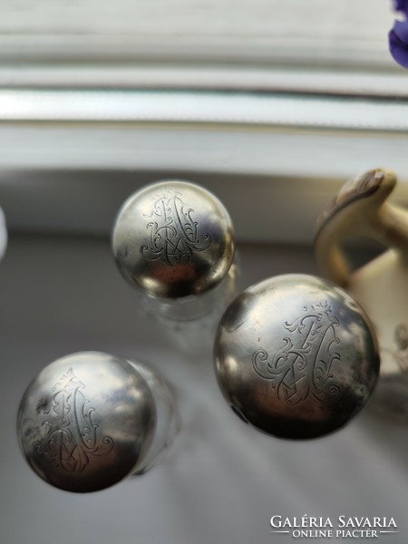 Ezüst kupakos AI monogrammos ,Diana fej jelzéses metszett ólomkristály piperés üvegek