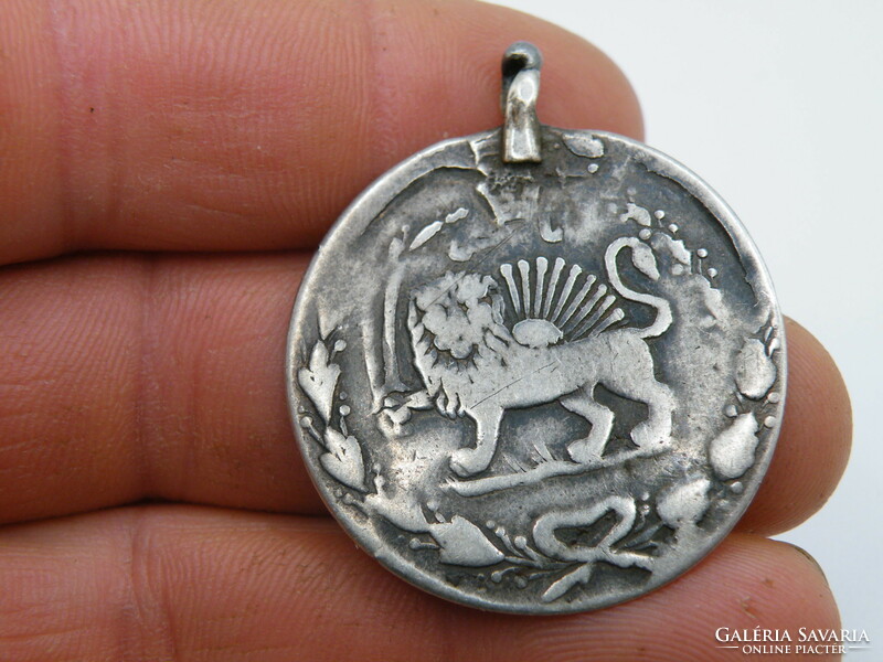 Uk00330 old coin / medal Persian Iran