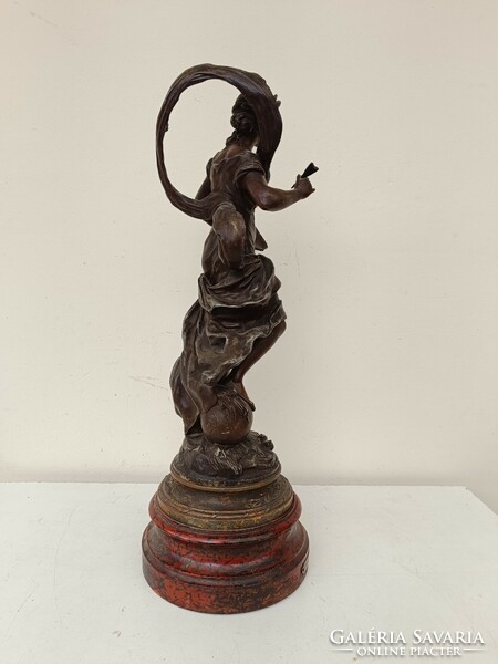 Antik patinás festett spiáter lány szobor allegória fa talpon 606 8581