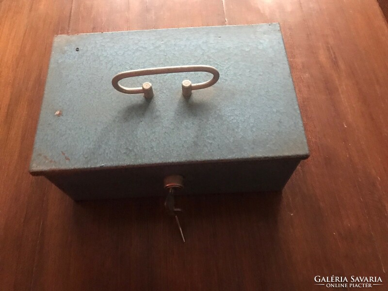 Fém kazettás /kassza doboz,kulcsaival.  Mérete: 27x11 cm
