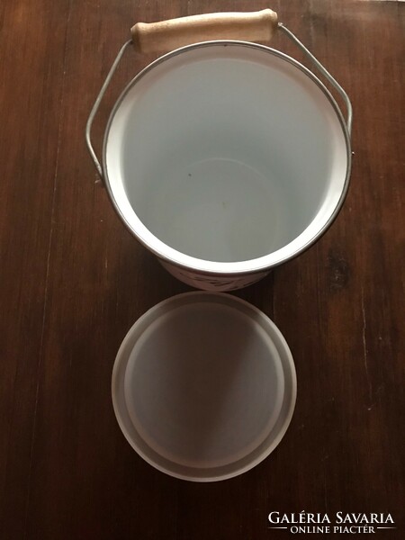 White enameled milk jug with plastic lid. 2 Liter, 15 cm high, 16 cm diameter, unused