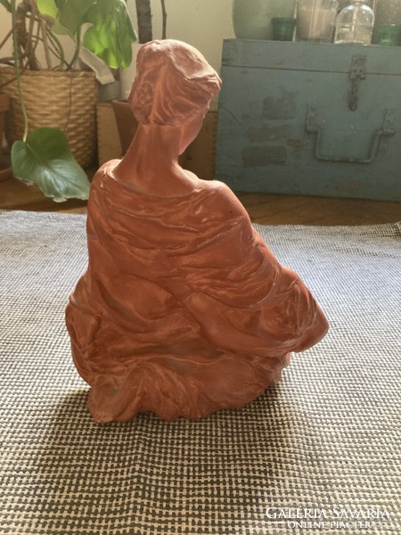 Vali Tóth - kneeling woman, terracotta statue