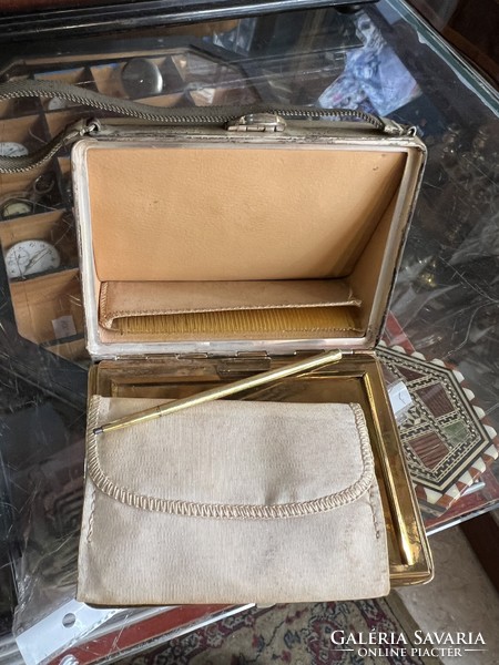 Art deco női táska, dohányzó és smink készlettel. ezüst fogóval.12 x 14 cm-es.