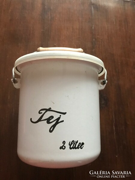 White enameled milk jug with plastic lid. 2 Liter, 15 cm high, 16 cm diameter, unused