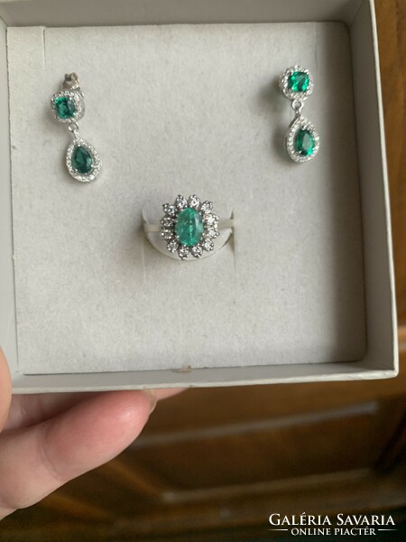 Gold jewelry set with emeralds and diamonds. With certificate