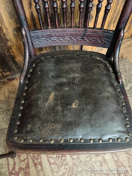 Faragott, esztergált 19. század közepei, talán Sváb keményfa szék, bőr ülő felülettel, szép patinás
