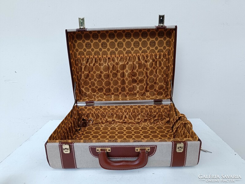 Antik ruhás bőrönd koffer jelmez film színház kellék megkímélt állapotú kulcsával 744 8552