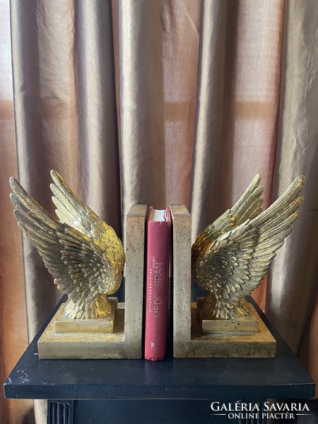 A wonderful bookend with angel wings