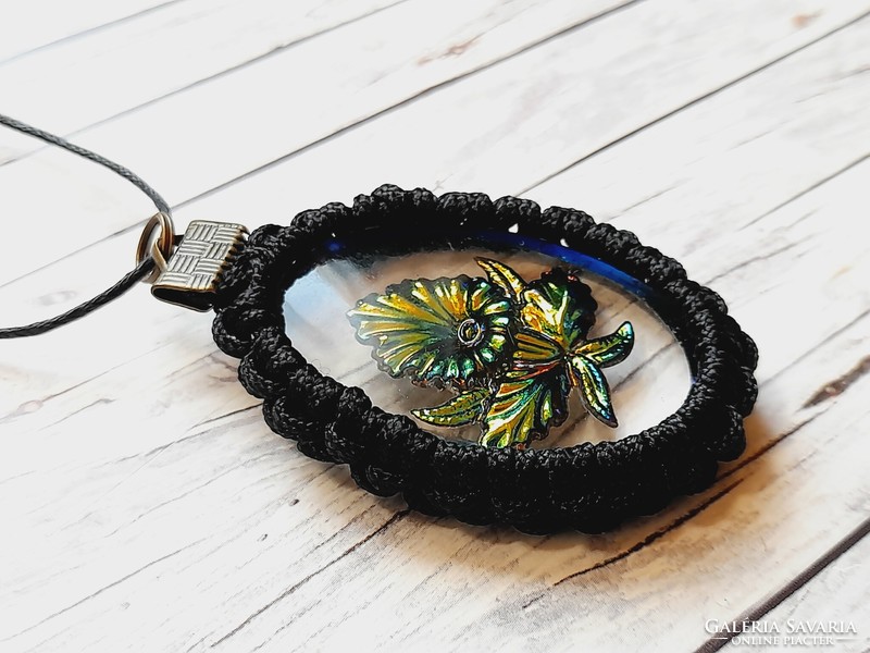 Glass pendant necklace