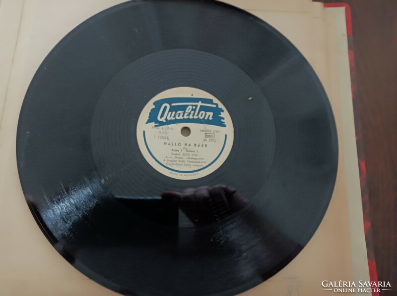 10 gramophone records are perfect, the rest are damaged.