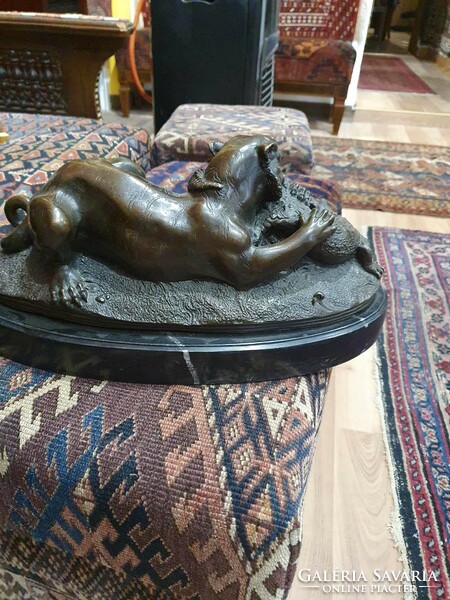 Tiger fighting a crocodile by Jules Moigniez (1835-1894), bronze statue on a marble base.