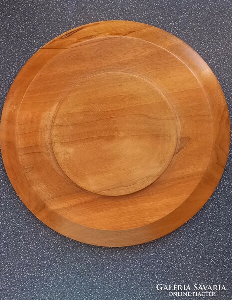 Faragott fa tányér, 21 cm átmérőjű
