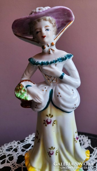 Extra!Baroque lady with flowers. Porcelain statue from Hólloháza/?/