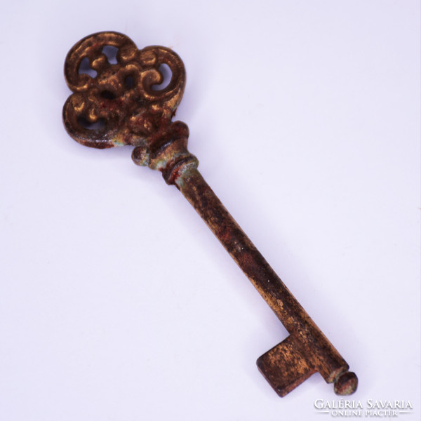 Baroque chest key