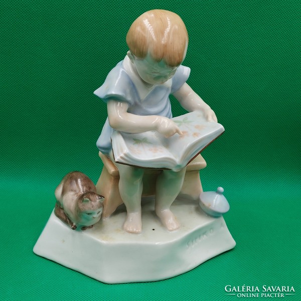 Sinkó András  Zsolnay  Könyves gyermek porcelán figura
