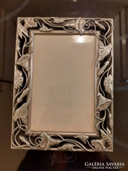 Silver-colored antiqued metal Art Nouveau-style tabletop photo frame