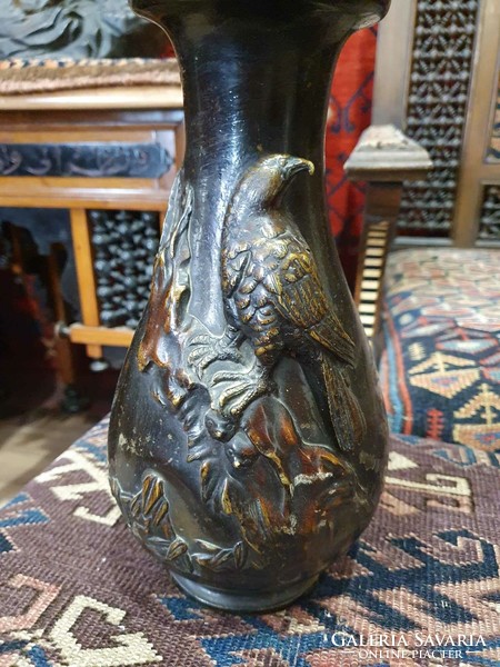 A particularly beautiful bronze vase with an eagle on a tree branch. Beautifully crafted. 27 cm high.
