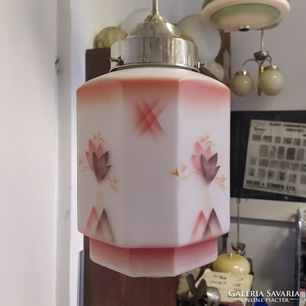 Art deco nikkelezett mennyezeti lámpa felújítva, különleges formájú, spritzdekoros tejüveg búra
