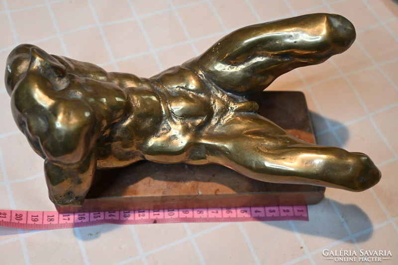 Fényesített bronz akt torzó, szobor, márvány lapon