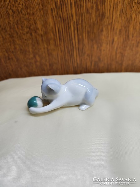Figurális porcelán cica
