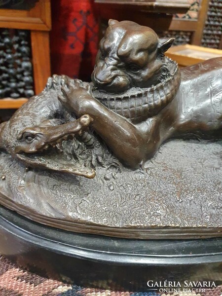 Tiger fighting a crocodile by Jules Moigniez (1835-1894), bronze statue on a marble base.