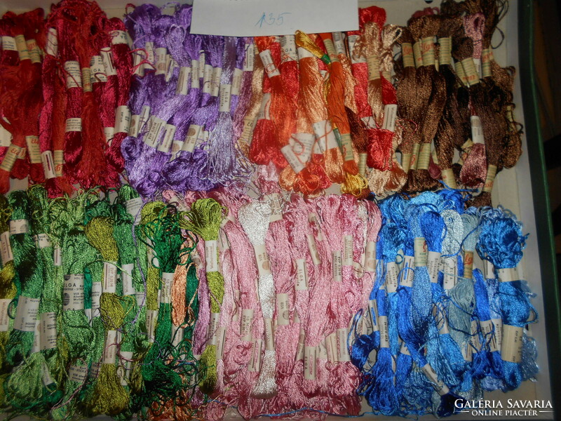 Hagyatékból 135 motring osztott selyemhímző fonal vegyes színek Jelenlegi bolti ára 180 Ft/ db