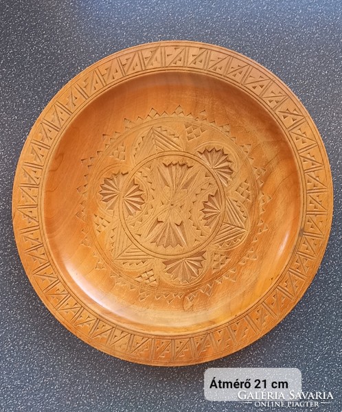 Carved wooden plate, 21 cm in diameter